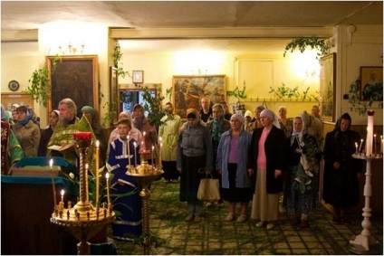 Ce pentru o vacanță de un templu sfânt trinitate sunt decorate cu verdeață și flori un templu al sfântului apostol Andrei