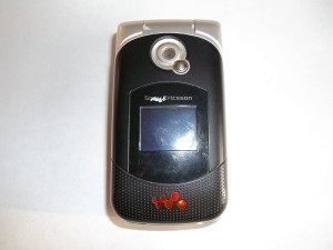 Înlocuirea unei curea de telefon mobil Sony Ericsson W300i