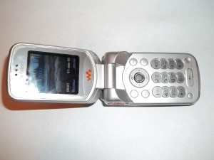 Înlocuirea unei curea de telefon mobil Sony Ericsson W300i