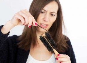 Alopecia la femei - factorii principali ai pierderii severe a părului