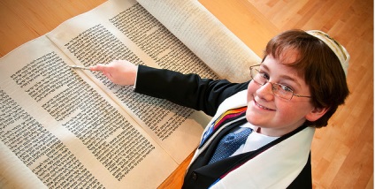 Bar mitzvah pentru un fiu la vârsta de 13 ani