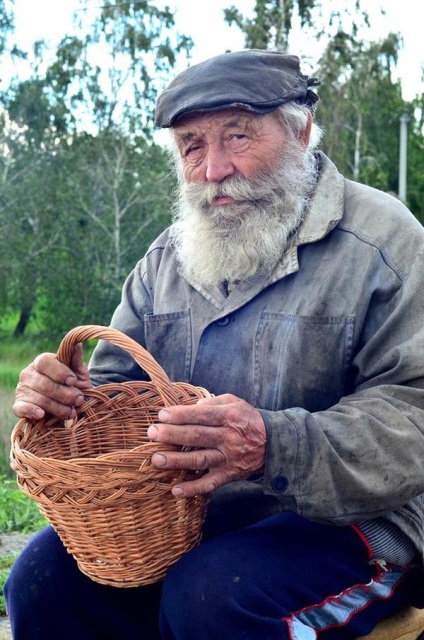 Bunicul bătrân stă pe autostrada din Chelyabinsk și vinde coșuri de răchită