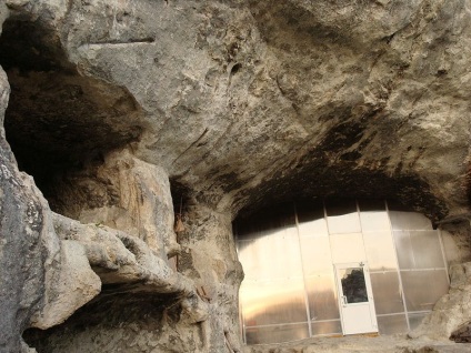 Chelter-koba este o mănăstire peșteră deasupra capului