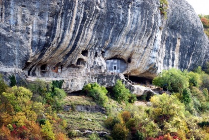 Chelter-koba este o mănăstire peșteră deasupra capului