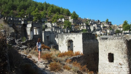 Kayaköy falu és az utcák üresek otthonok Fethiye (Törökország)