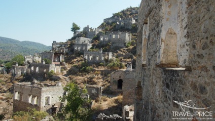 Kayaköy falu és az utcák üresek otthonok Fethiye (Törökország)