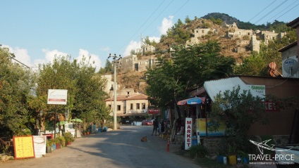 Satul de caiac și strada de case goale din fethiye (Turcia)