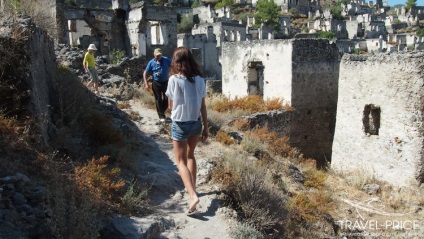 Kayaköy falu és az utcák üresek otthonok Fethiye (Törökország)