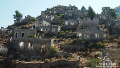 Kayaköy falu és az utcák üresek otthonok Fethiye (Törökország)