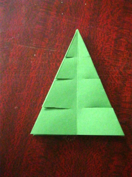 Pomul de Crăciun origami de pe o coală de hârtie