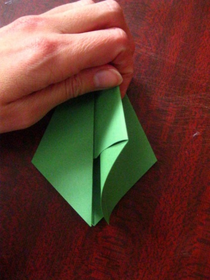 Pomul de Crăciun origami de pe o coală de hârtie