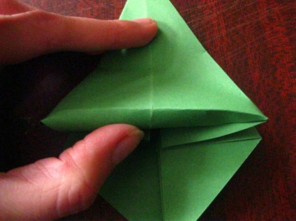 Pomul de Crăciun origami de pe o coală de hârtie