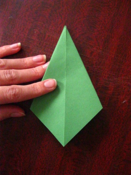 Pomul de Crăciun origami de pe o coală de hârtie