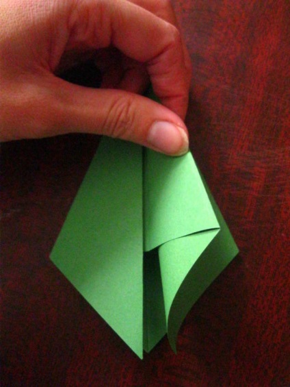 Pomul de Crăciun origami de pe o coală de hârtie