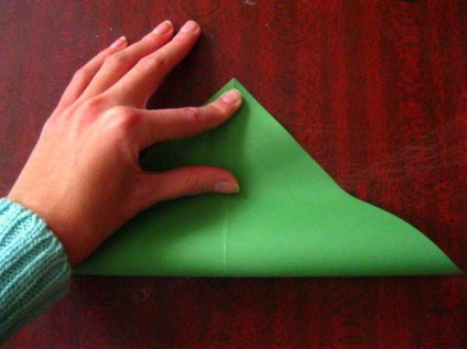 Pomul de Crăciun origami de pe o coală de hârtie
