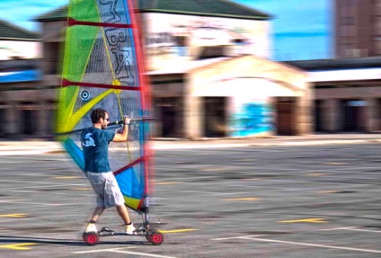 Urban windsurfing pe o placă cu o navigație pe jungla de piatră