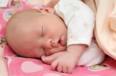 Hogyan feküdt egy újszülött, szülői, a gyermekek egészsége, a terhesség és szülés