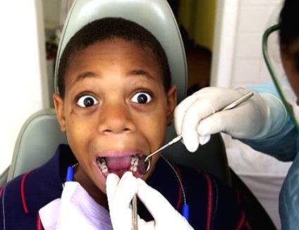 Cum să depășească teama unui dentist la un copil