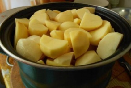 Cartofi cu ciuperci, mâncare pe masă