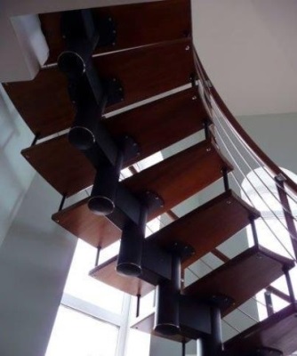 Scări metalice cu scări din lemn caracteristici, avantaje, vederi și cum să vă faceți