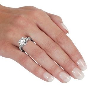 Pe ce braț este purtat un inel de gravură și logodnă, istoria inelului de nuntă