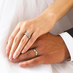 Pe ce braț este purtat un inel de gravură și logodnă, istoria inelului de nuntă