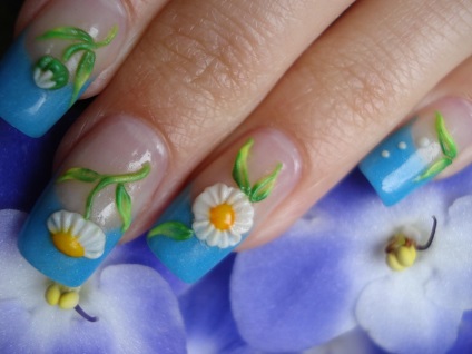 Un prim primăvară începe cu o manichiură - flori pe unghii