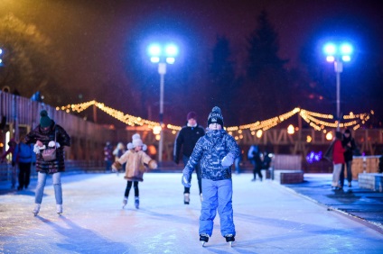 Deschiderea unui patinoar de patinaj într-un parc amar - un parc amar