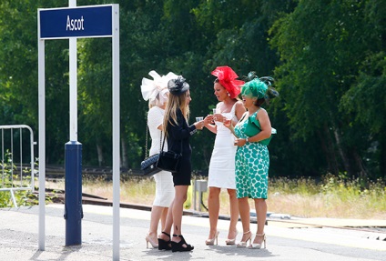 De ce sunt aristocrații britanici, care au venit la curse în ascot, atât de ciudat îmbrăcați evenimente din viață