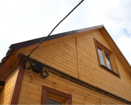 Cabluri așezate de-a lungul fațadei normelor și metodelor clădirii