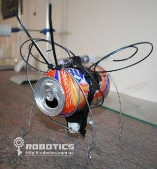 Un simplu robot-insectă dintr-o cutie de tablă