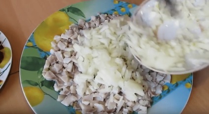 Herring alatt bunda klasszikus hering saláta recept alatt bunda, és egy szekvenciát a rétegek