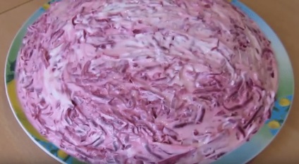 Herring alatt bunda klasszikus hering saláta recept alatt bunda, és egy szekvenciát a rétegek