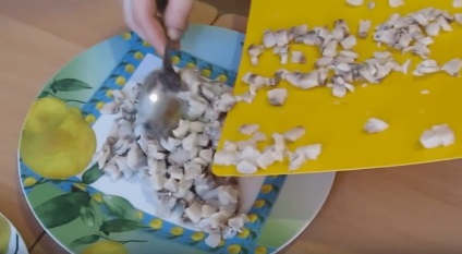 Herring alatt bunda klasszikus hering saláta recept alatt bunda, és egy szekvenciát a rétegek