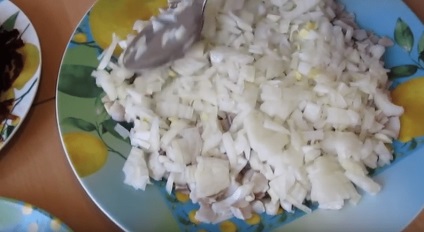 Herring alatt bunda klasszikus hering saláta recept alatt bunda, és egy szekvenciát a rétegek