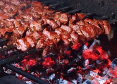 Shish kebab az országban, előkészítése satsibeli mártás