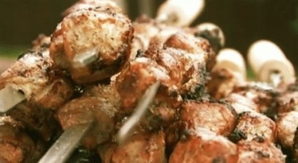 Shish kebab az országban, előkészítése satsibeli mártás