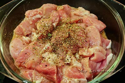 Carne de porc se prăjește în marinadă, lumea casnică
