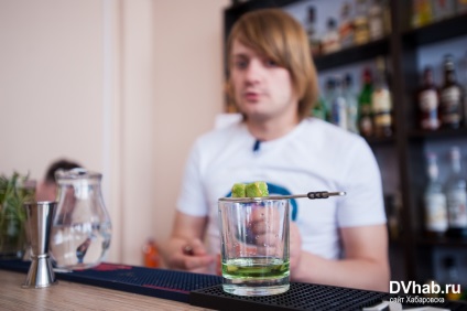 Învățarea de a pregăti cocktail-uri în clubul de degustatori