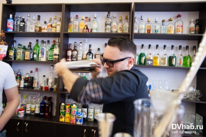 Învățarea de a pregăti cocktail-uri în clubul de degustatori