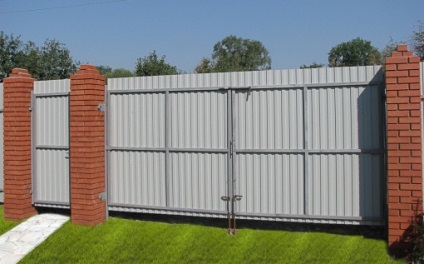 Porți și porți din carton ondulat (51 fotografii) - o modalitate simplă și accesibilă pentru protejarea site-ului