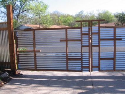 Porți și porți din carton ondulat (51 fotografii) - o modalitate simplă și accesibilă pentru protejarea site-ului