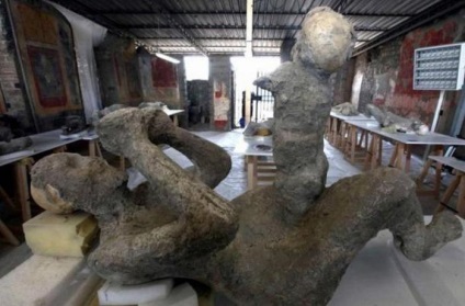 Expoziția înghețată în timp șocantă a corpurilor victimelor erupțiilor vulcanice din pompeii