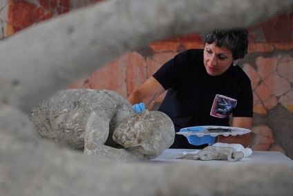 Expoziția înghețată în timp șocantă a corpurilor victimelor erupțiilor vulcanice din pompeii