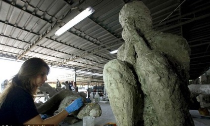 Expoziția înghețată în timp șocantă a cadavrelor de erupții vulcanice din pompeii