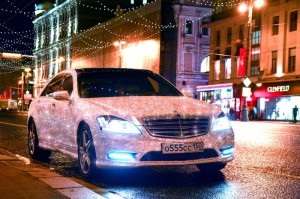 Închiriază o mașină Mercedes în pietre Swarovski