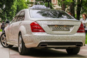 Închiriază o mașină Mercedes în pietre Swarovski