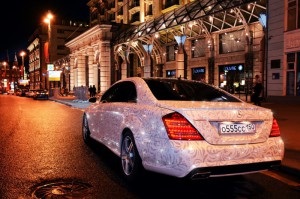 Închiriază o mașină Mercedes în pietre Swarovski