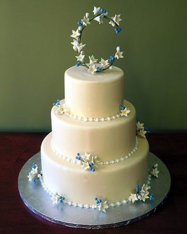Fehér nyakú esküvői sütemények - menyasszonyi asztali könyv
