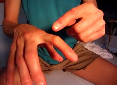 Ce trebuie să faceți în cazul în care degetul dă naștere brațului fără nici un motiv, atunci când este presat, după impact